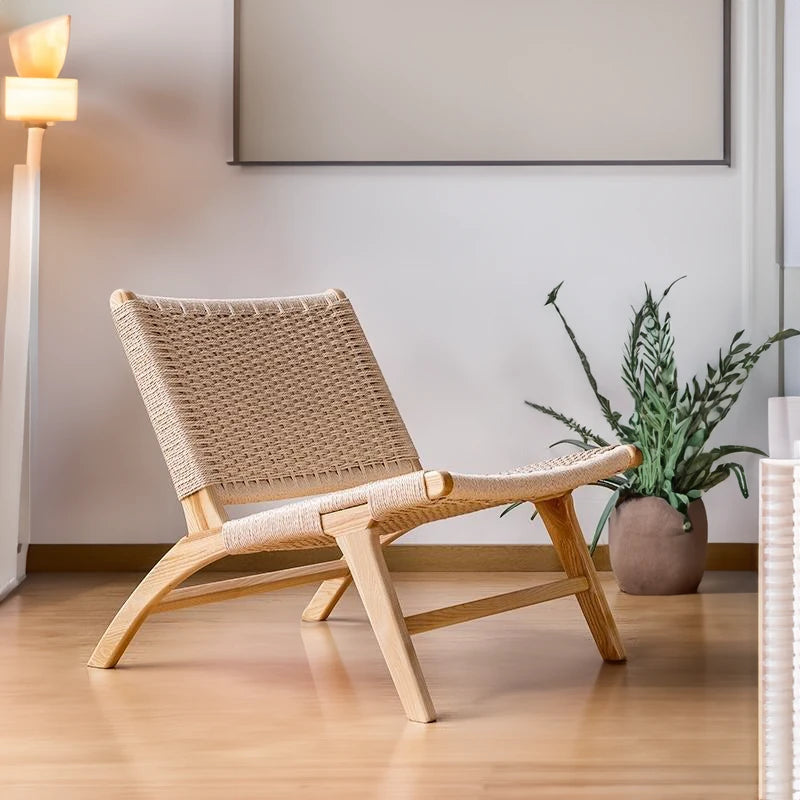 Brown rattan accent chair: A dreamy look that brings a relaxing tropical vacation to you