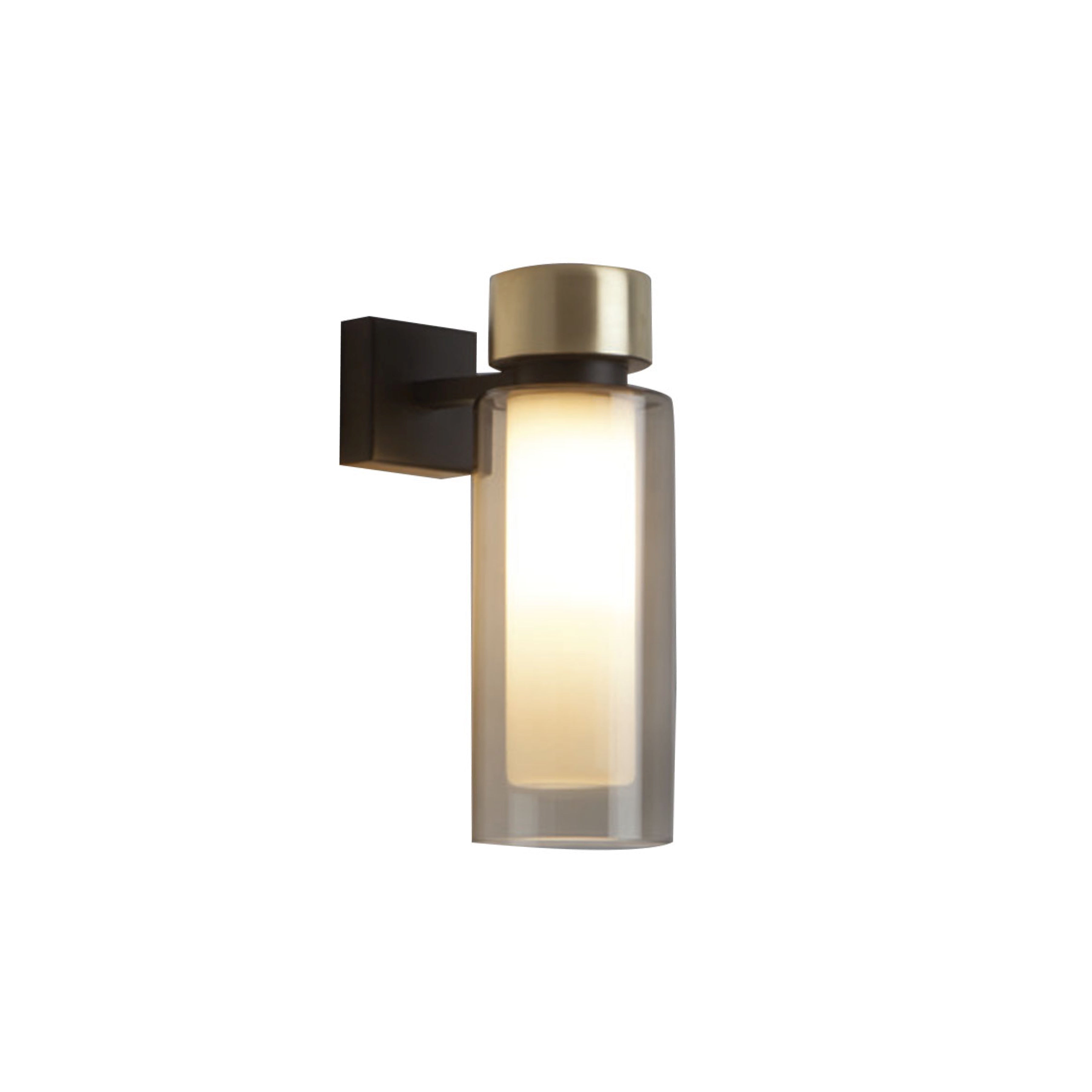 Our Saunders style lamps with brushed brass details and smoked double-wall cylindrical diffusers provides a fascinating and harmonious light diffusion.